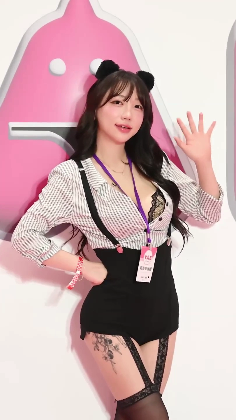 손예은 가슴골 깊게 드러난 오피스룩 사이로 떨어진 신분증 끈