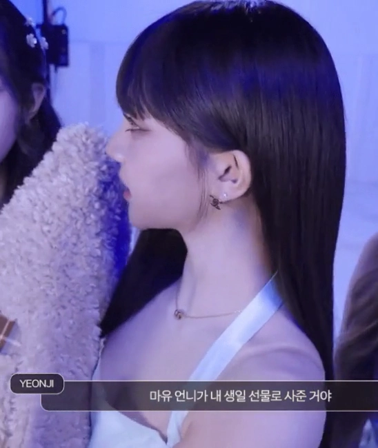 곽연지 가슴골 살짝 나타난 민소매 홀터넥