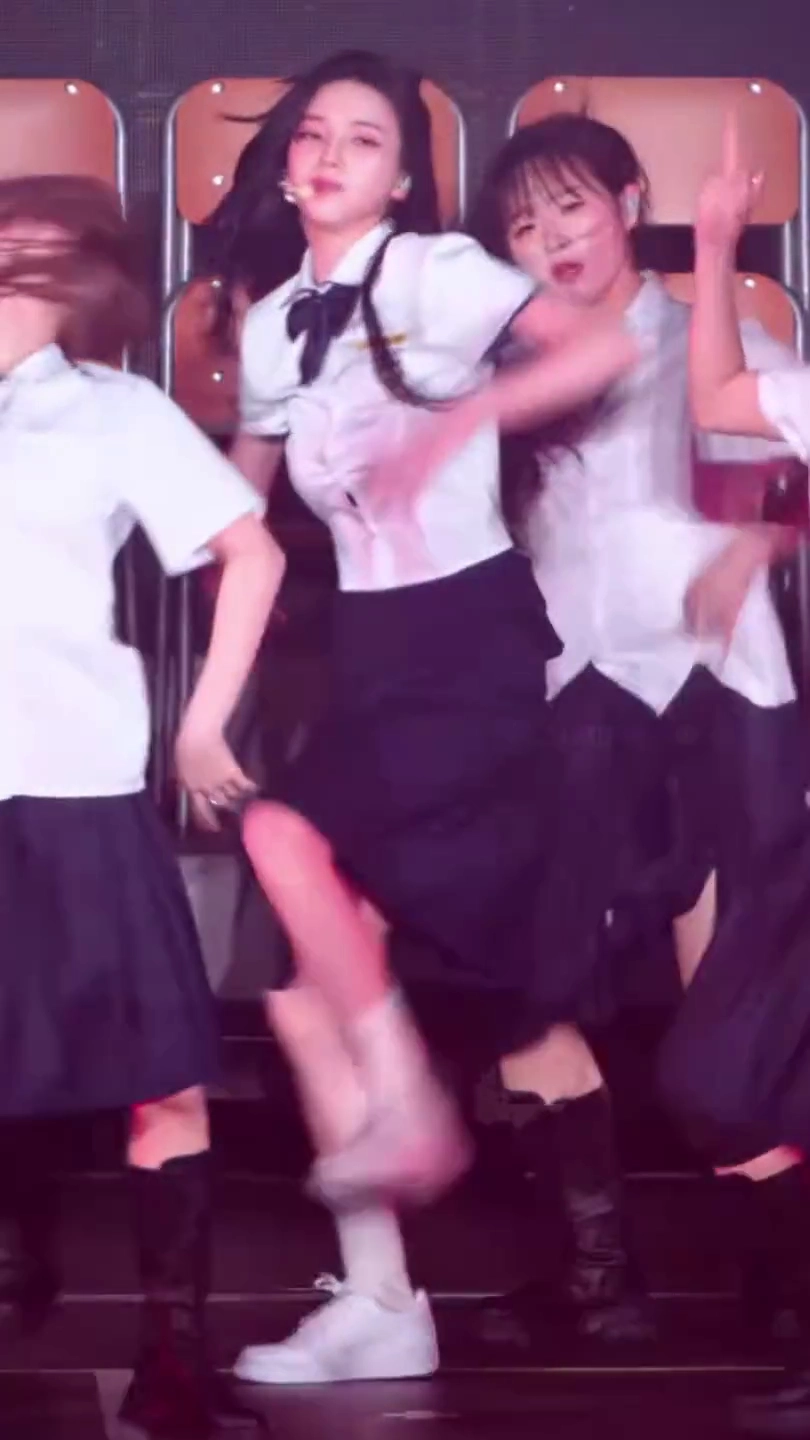 카리나 가슴 벌어진 단추 틈 사이로도 보이는 묵직함