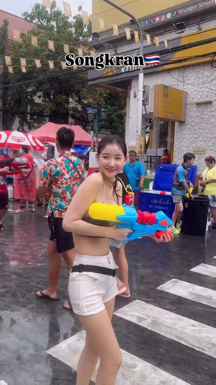 미유 가슴골 젖은 상태 그대로 담긴 장면 조회수 보장