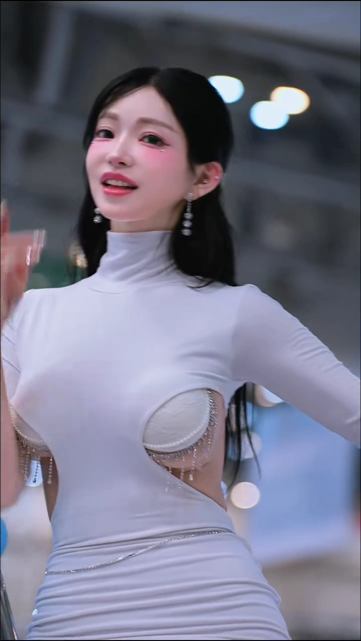 모델 벨라 언더붑 강조된 반칙급 구도