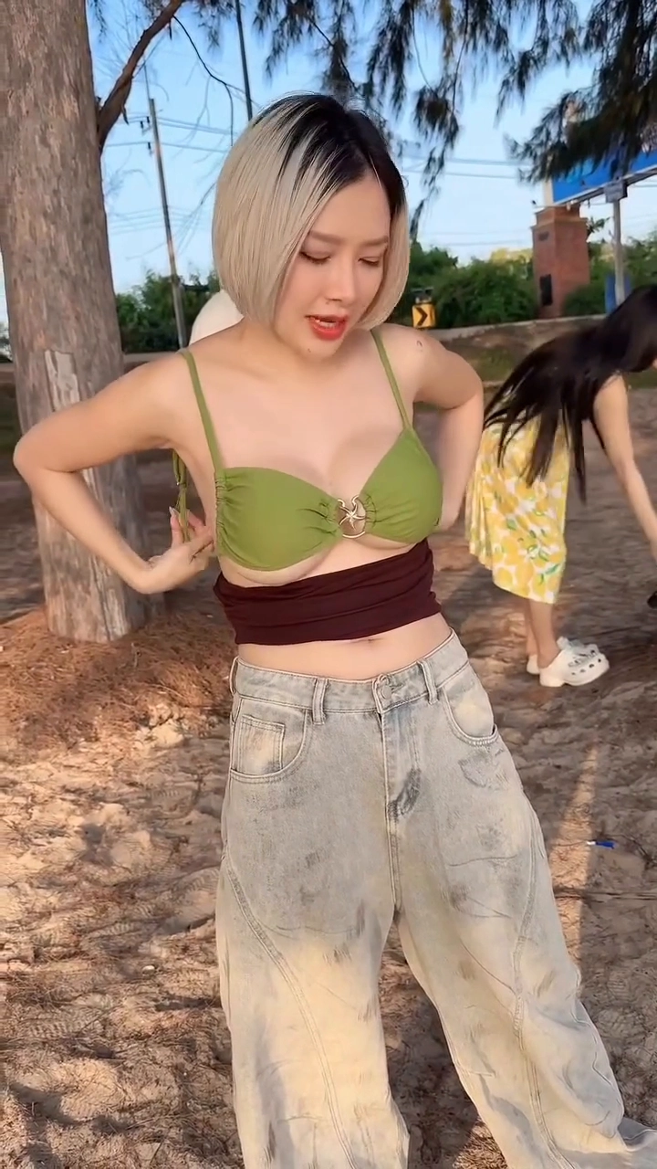 야외에서 비키니 입는법 보여주는 거유 처자