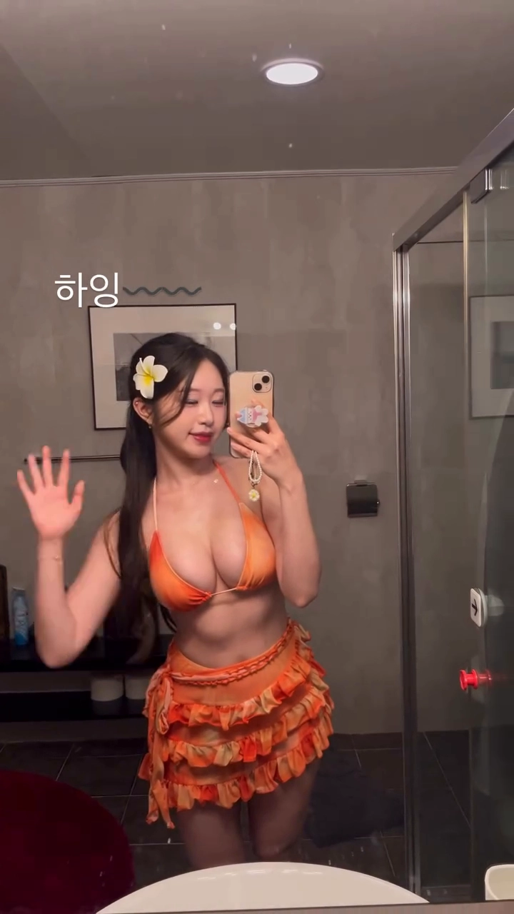 인플루언서 지니 알가슴 터질 듯한 비키니 셀카