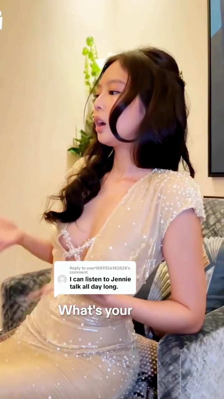 블랙핑크 제니 가슴 깊게 파인 노브라 드레스