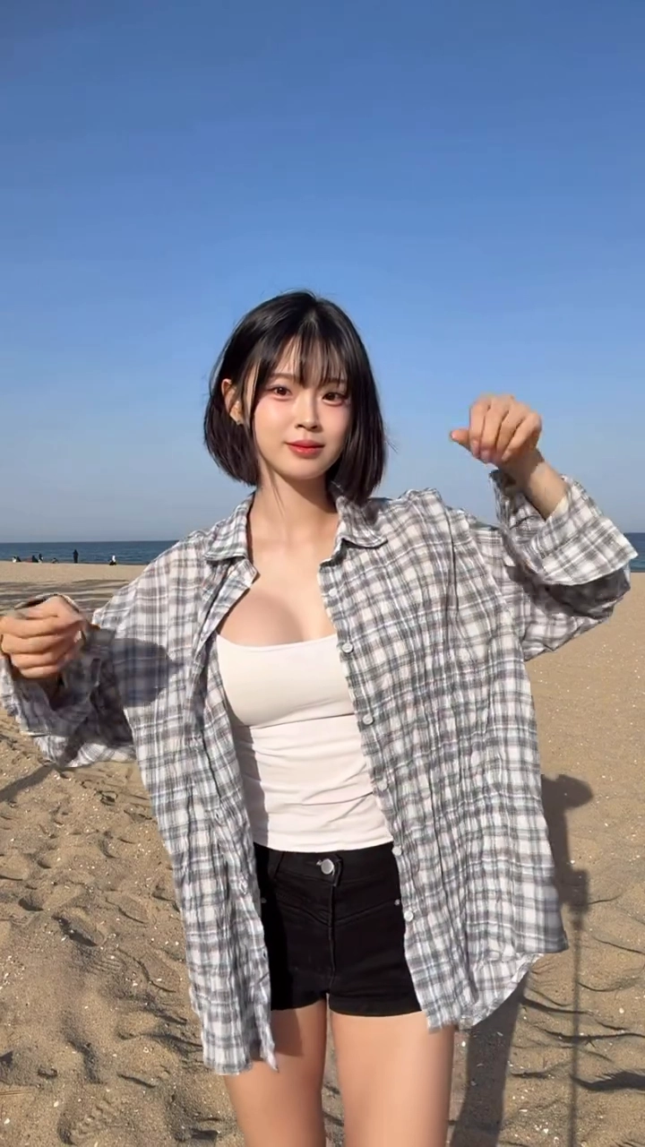 장은비 가슴골 셔츠 벌어지는 순간 묵직함 못 숨겨
