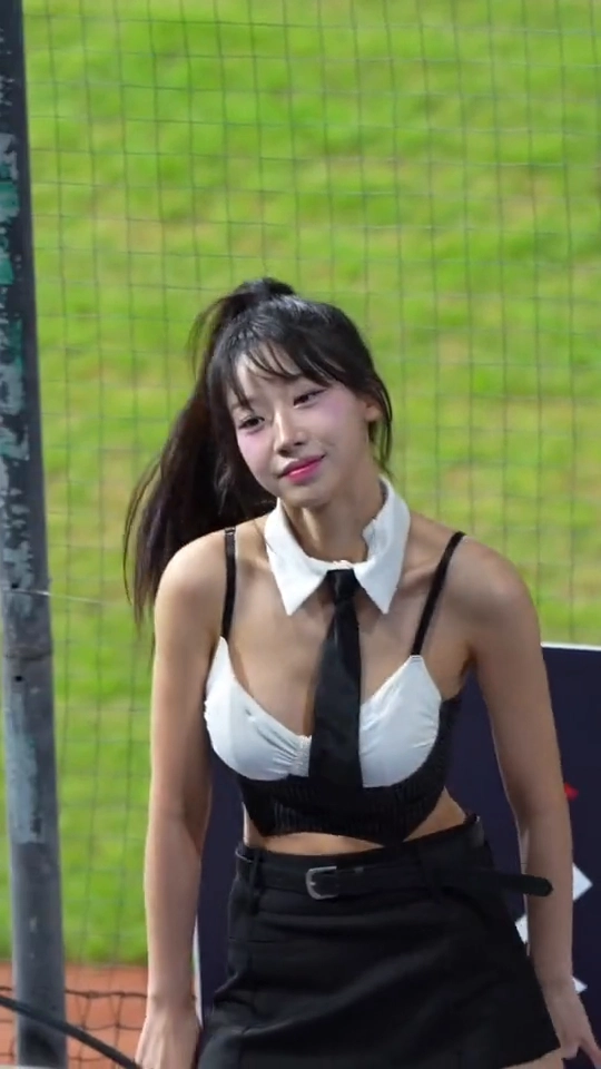 우수한 가슴골 이건 대만 야구장 무대 의상이라 가능