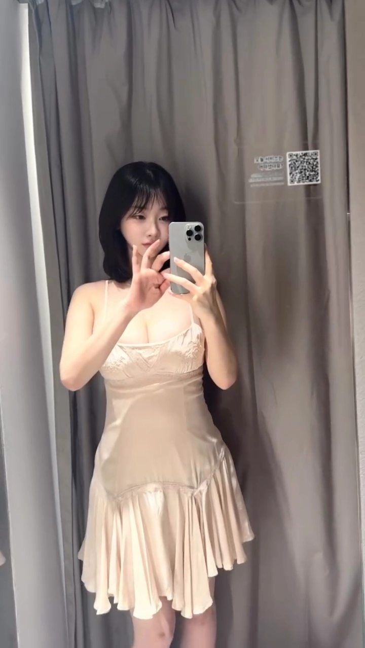 둘기얏 가슴골 옷이 작아서 묵직한 포인트 확 살아나