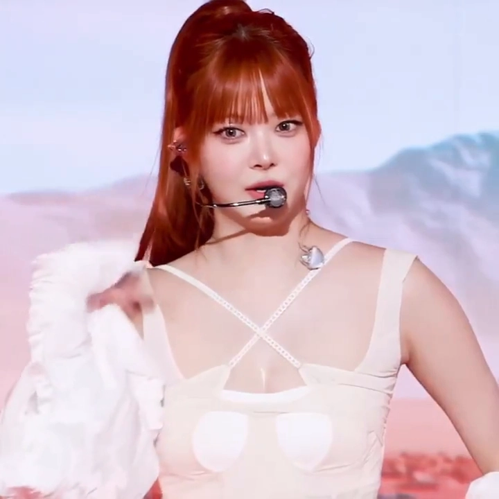 르세라핌 홍은채 겨느랑이 홀터넥 의상 가슴골 위 땀 폭발