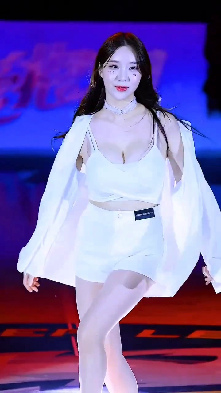 치어리더 김현영 슴골 흰 끈나시 위로 출렁이는 볼륨감