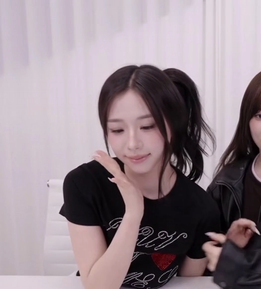 트리플에스 김채연 가슴 무거워서 자연스레 테이블 위에 얹기
