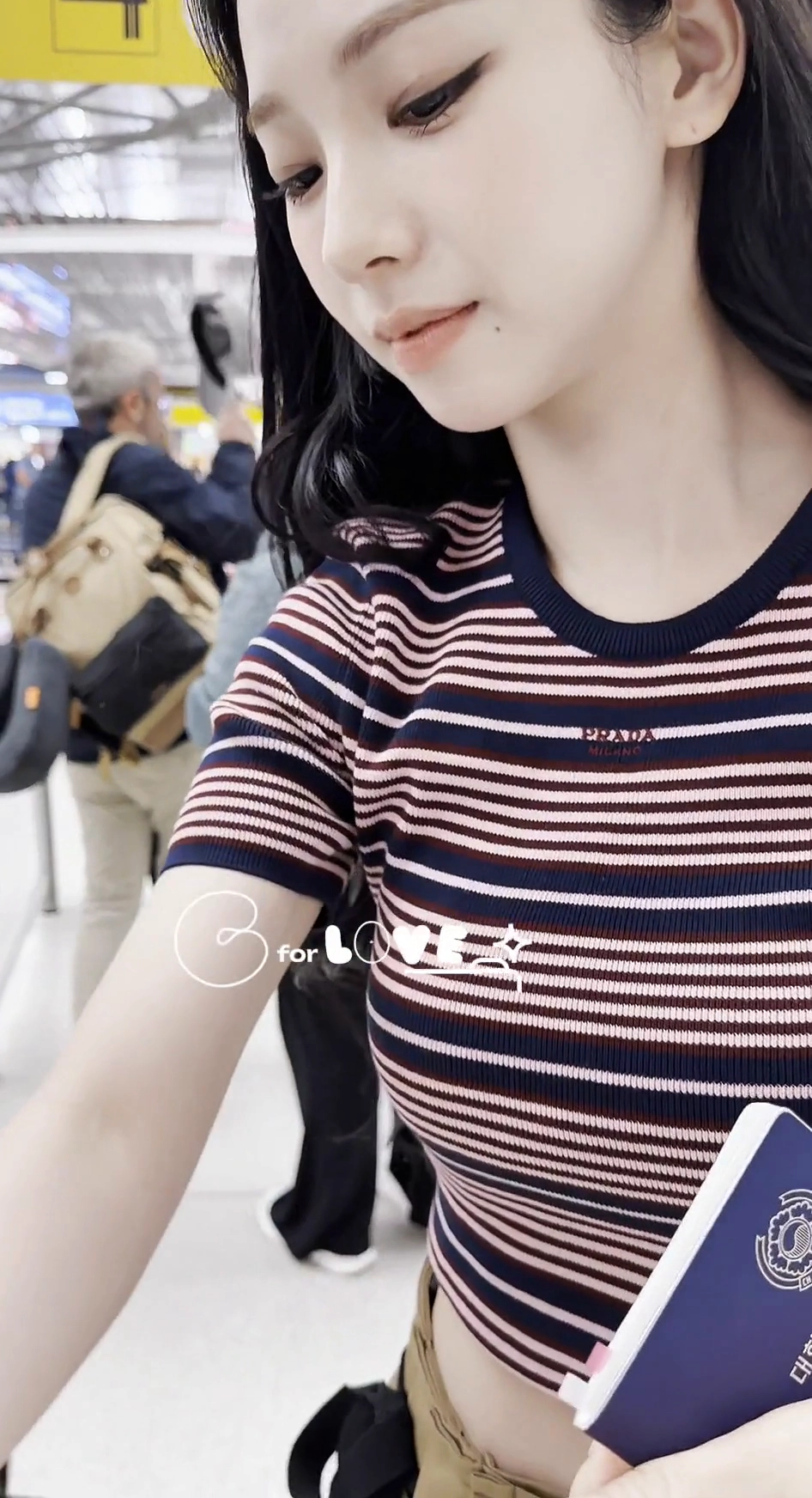 에스파 카리나 묵직함 코 앞에서 사인해주는데 가슴 볼륨감 굿