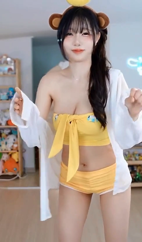 수련수련 가슴 노란 튜브탑에 돌핀팬츠 입은 귀여운 D컵 여캠