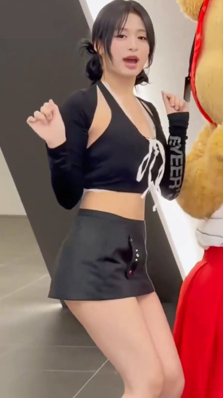 베몬 아현 엉벅지 섹시함이 묻어나오는 초미니 스커트