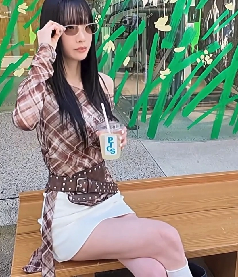 설아 촬영중 방심한 상태로 초미니 팬티 Y존노출