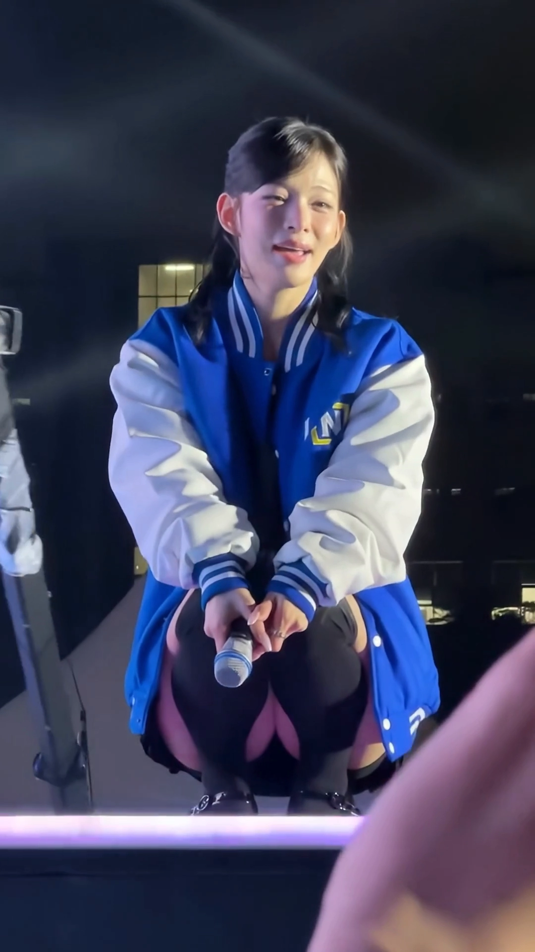 프나 이채영 Y존 강조 팬서비스중 쪼그려 앉아 노출