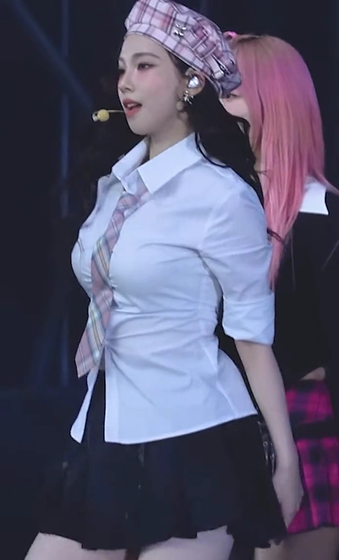 에스파 카리나 가슴 볼륨 흰 교복 셔츠 터질듯한 묵직함
