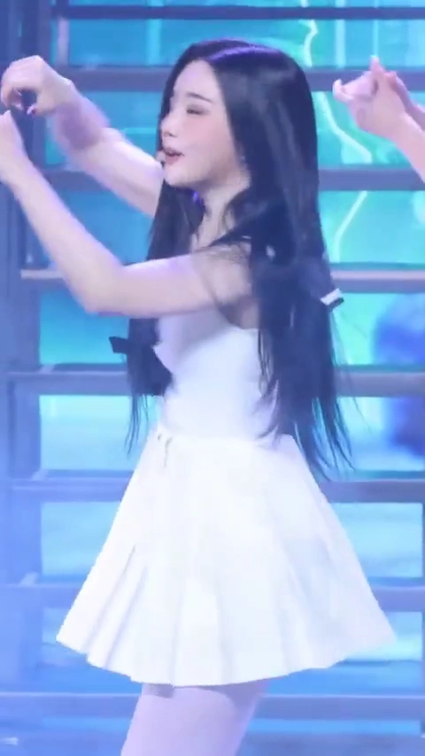 트리플에스 김유연 꿀벅지 세일러복 턴 하며 속바지 노출
