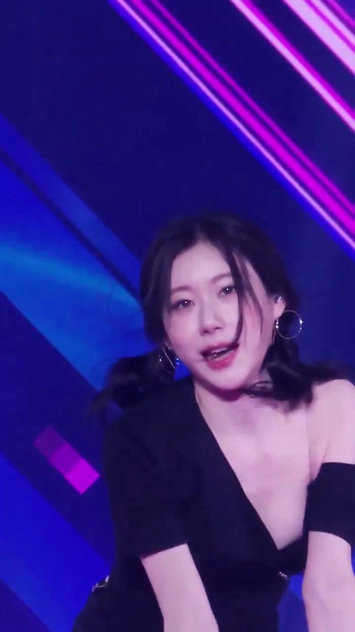 있지 채령 윗슴골 원오프숄더 뽀얀 어깨 위로 살짝 노출