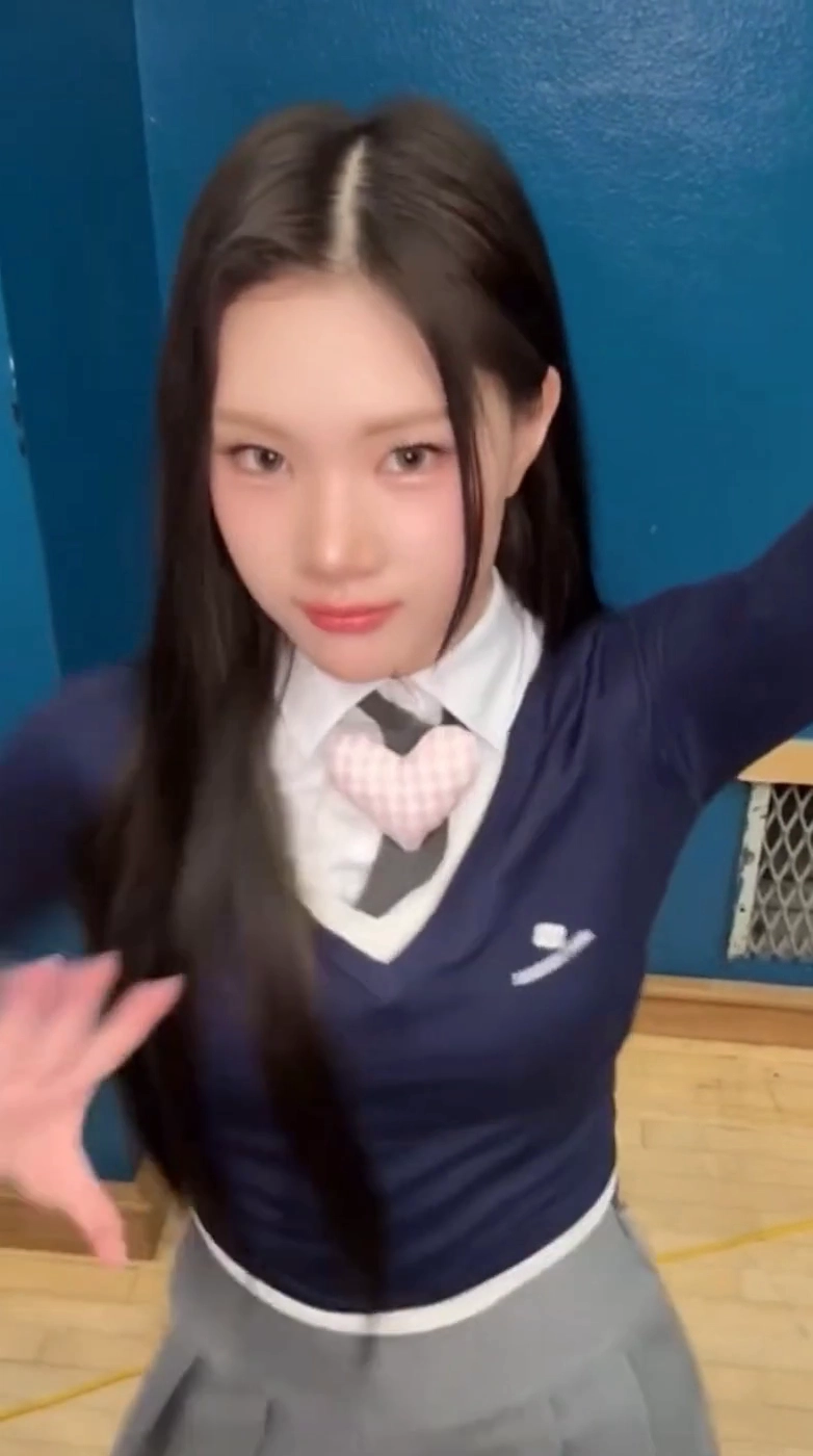 하투하 주은 슴무빙 스쿨룩 남색 가디건 위로 봉긋한 가슴