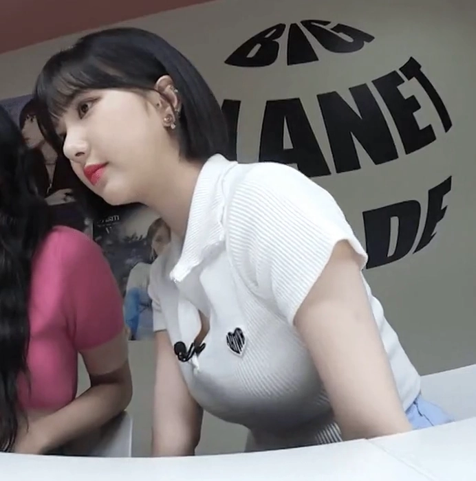 비비지 은하 가슴 라인 밑에서 찍은 골지 티셔츠위 묵직함