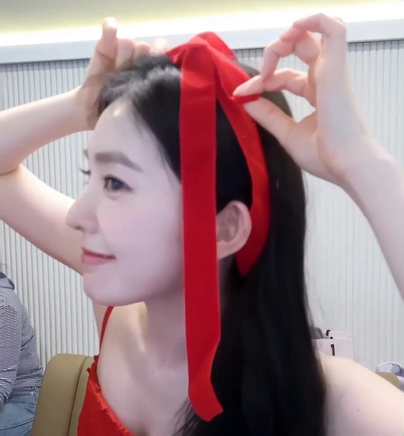 레벨 아이린 가슴골 빨간 리본 드레스입고 예쁜표정