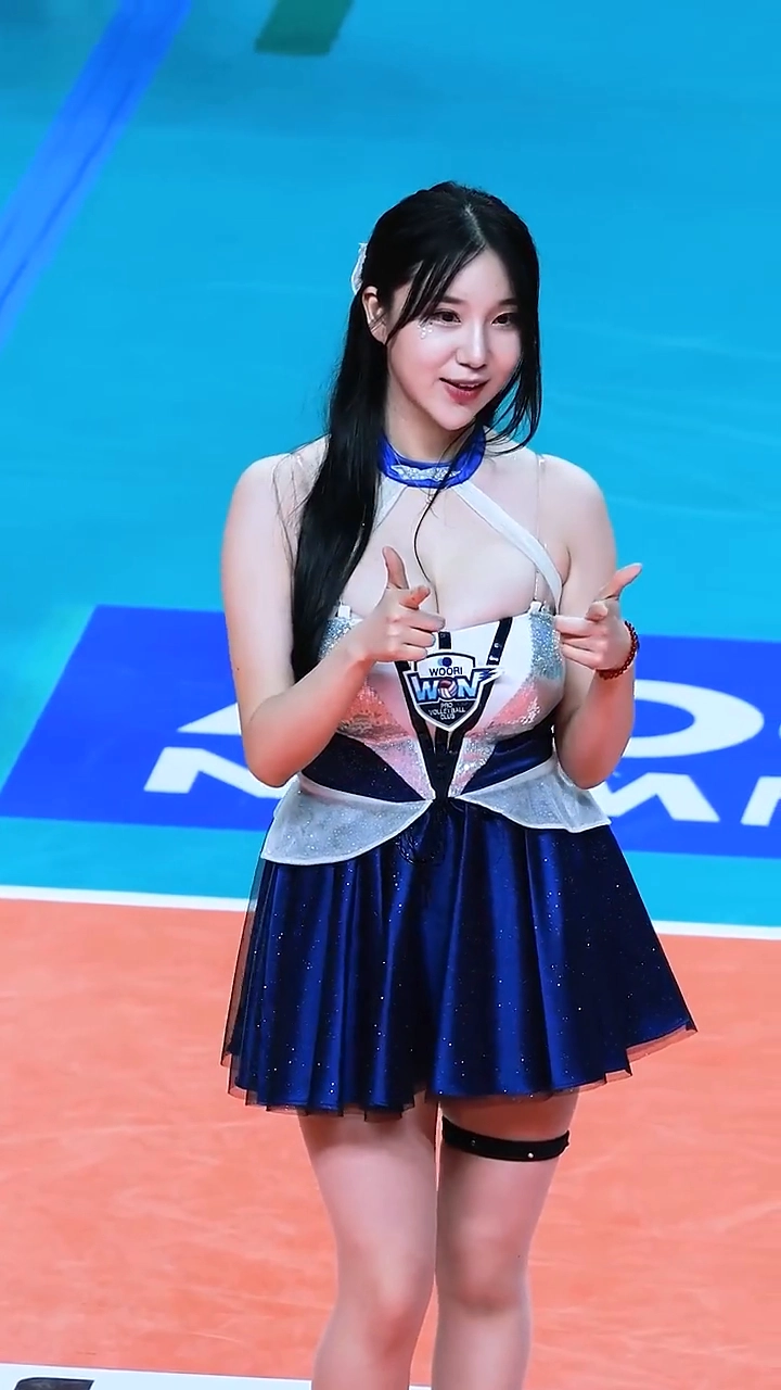 치어리더 김현영 슴무빙 오픈된 홀터넥 위로 흘러내리는 가슴