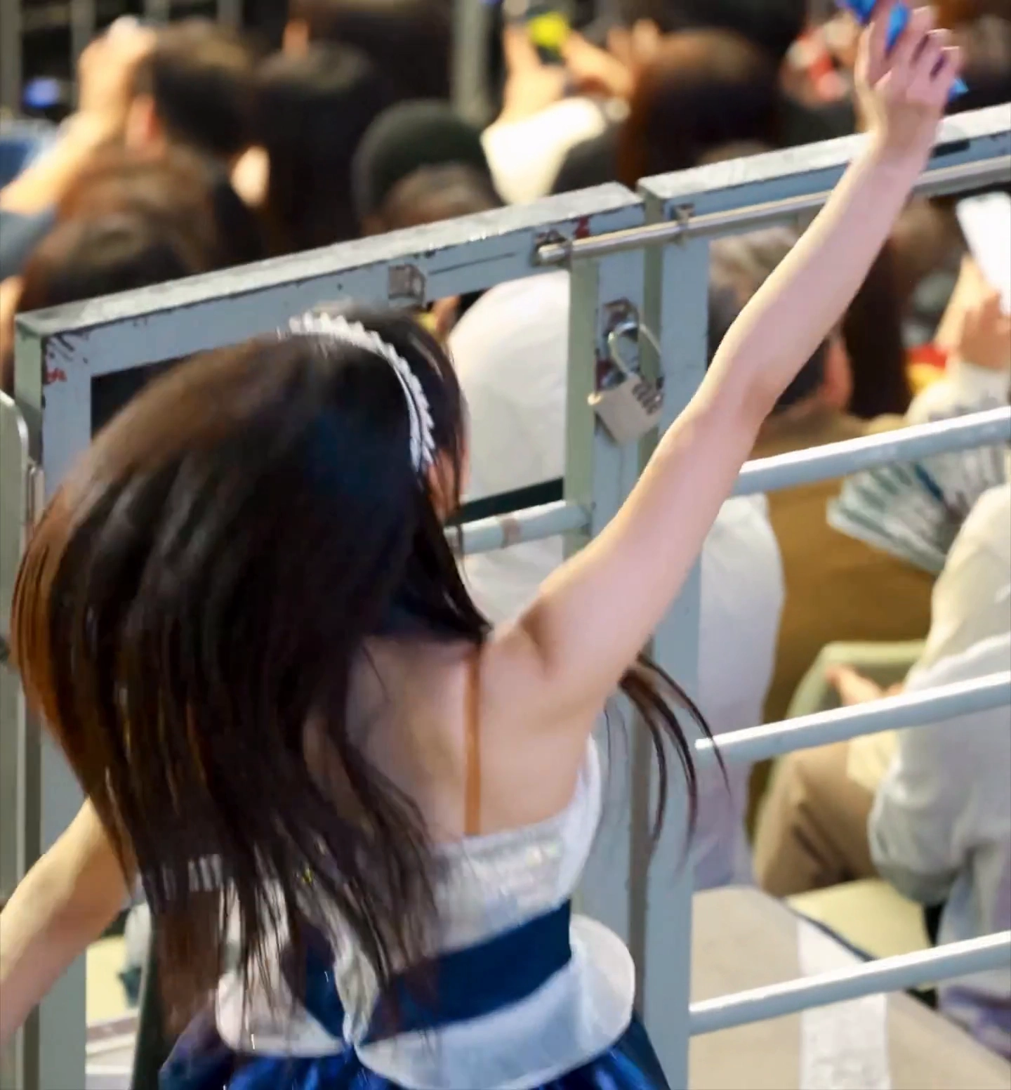 치어리더 우수한 미모 극강 홀터넥 의상에 글래머 뿜