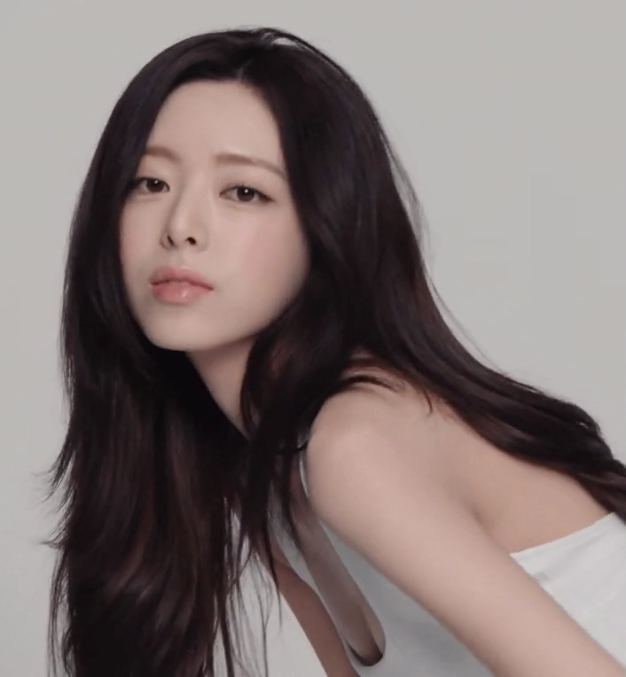 있지 유나 가슴골 민소매 입고 숙이며 몽글한 가슴 부각
