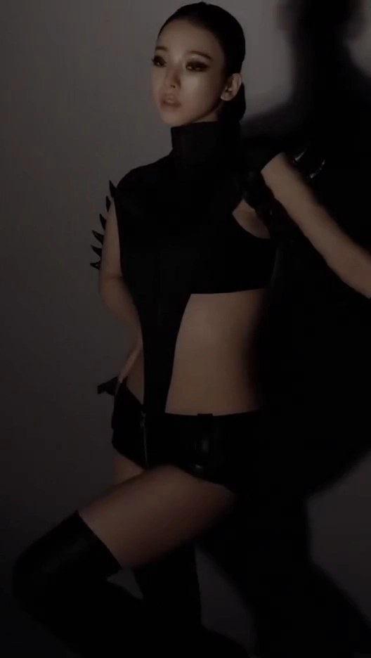 카리나 꿀벅지 모노키니에 한뼘 지퍼 핫팬츠 Y존 과시