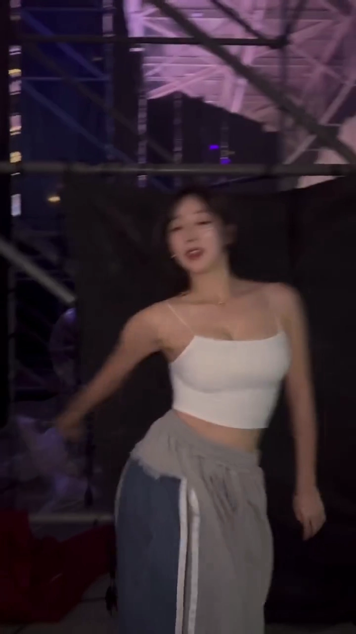 치어리더 안지현 무대 밑에서 끈나시 입고 춤추며 슴부먼트