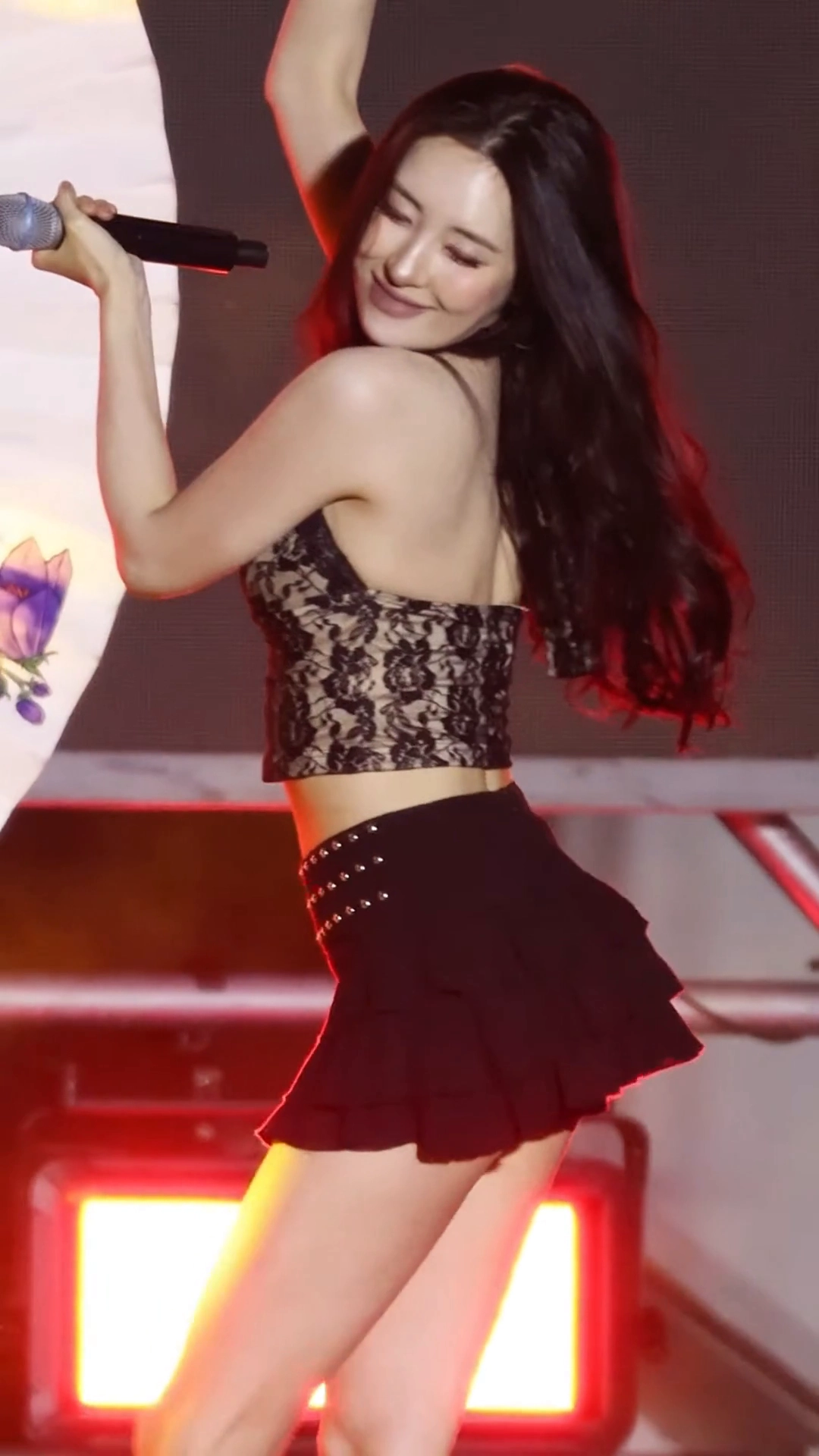 선미 엉벅지 야한 레이스 란제리룩 입고 몽글한 가슴골