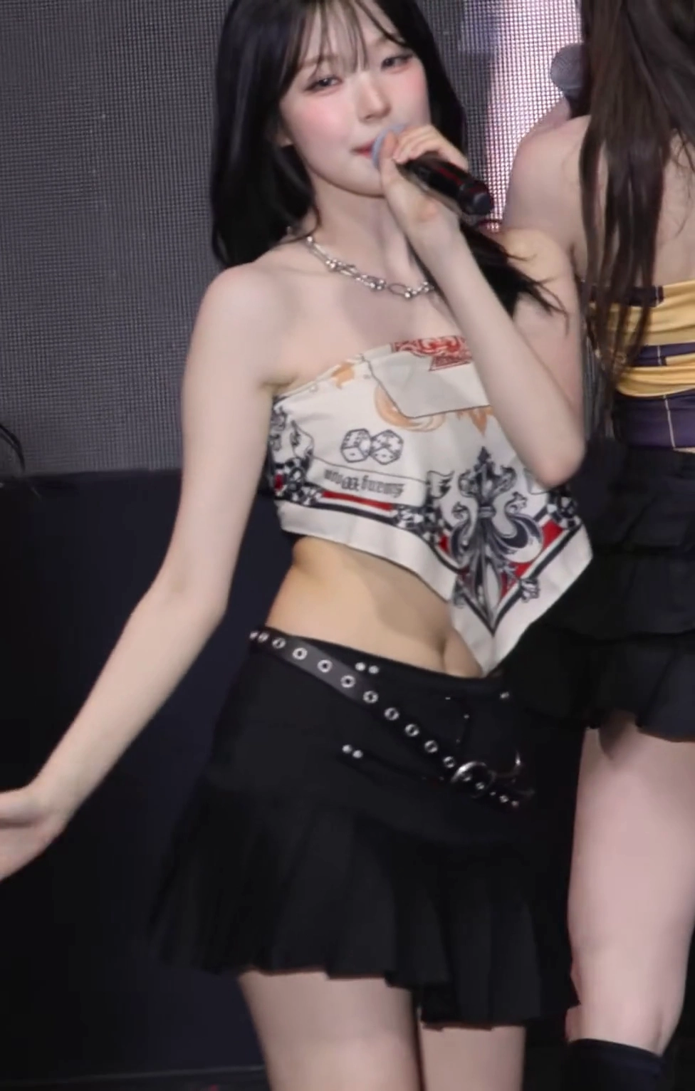 프나 백지헌 겨드랑이 반다나 튜브탑 입고 잘록한 배꼽 노출
