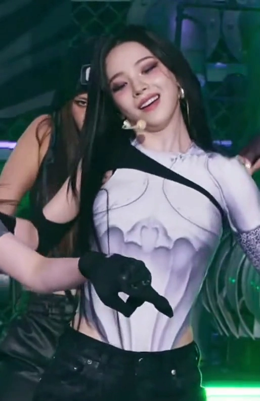 카리나 가슴 스파이더맨 코스츔 같은 의상 입고 미드 바운스