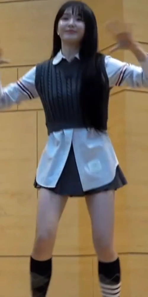 우아 나나 꿀벅지 교복치마 입고 골반 앞뒤로 꿀렁