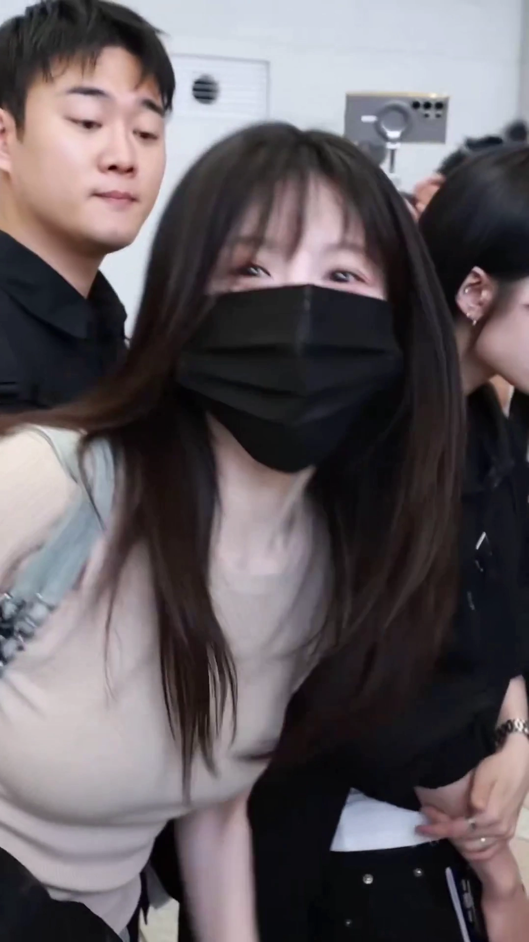 고윤정 가슴라인 골지 반팔티 공항패션으로 묵직함 과시