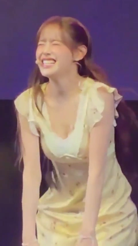 츄 옆슴 노란 꽃무늬 프릴 원피스 살짝 보이는 가슴골