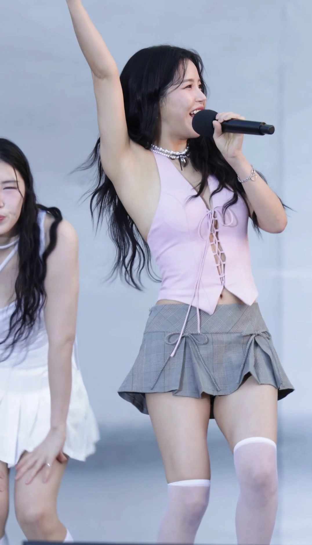 마마무 솔라 꿀벅지 미드가 시원하게 뚫린 핑크 코르셋