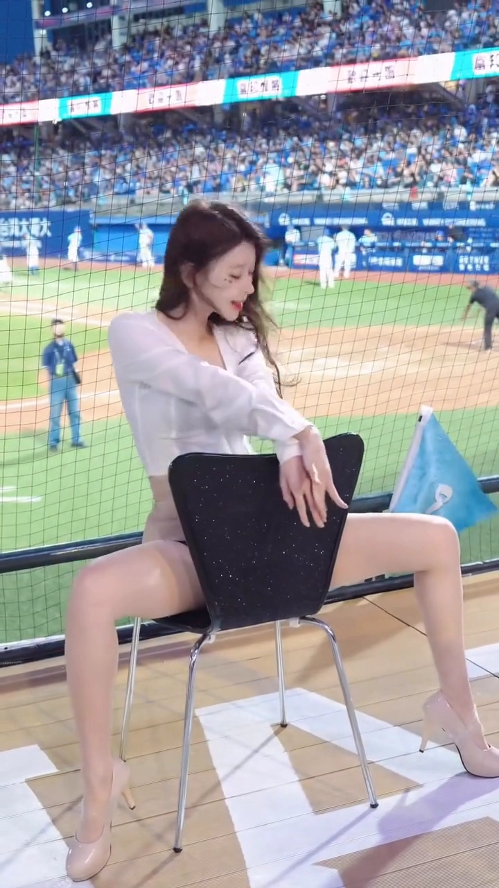 치어리더 이아영 허벅지 의자댄스하는중 아찔한 가슴골
