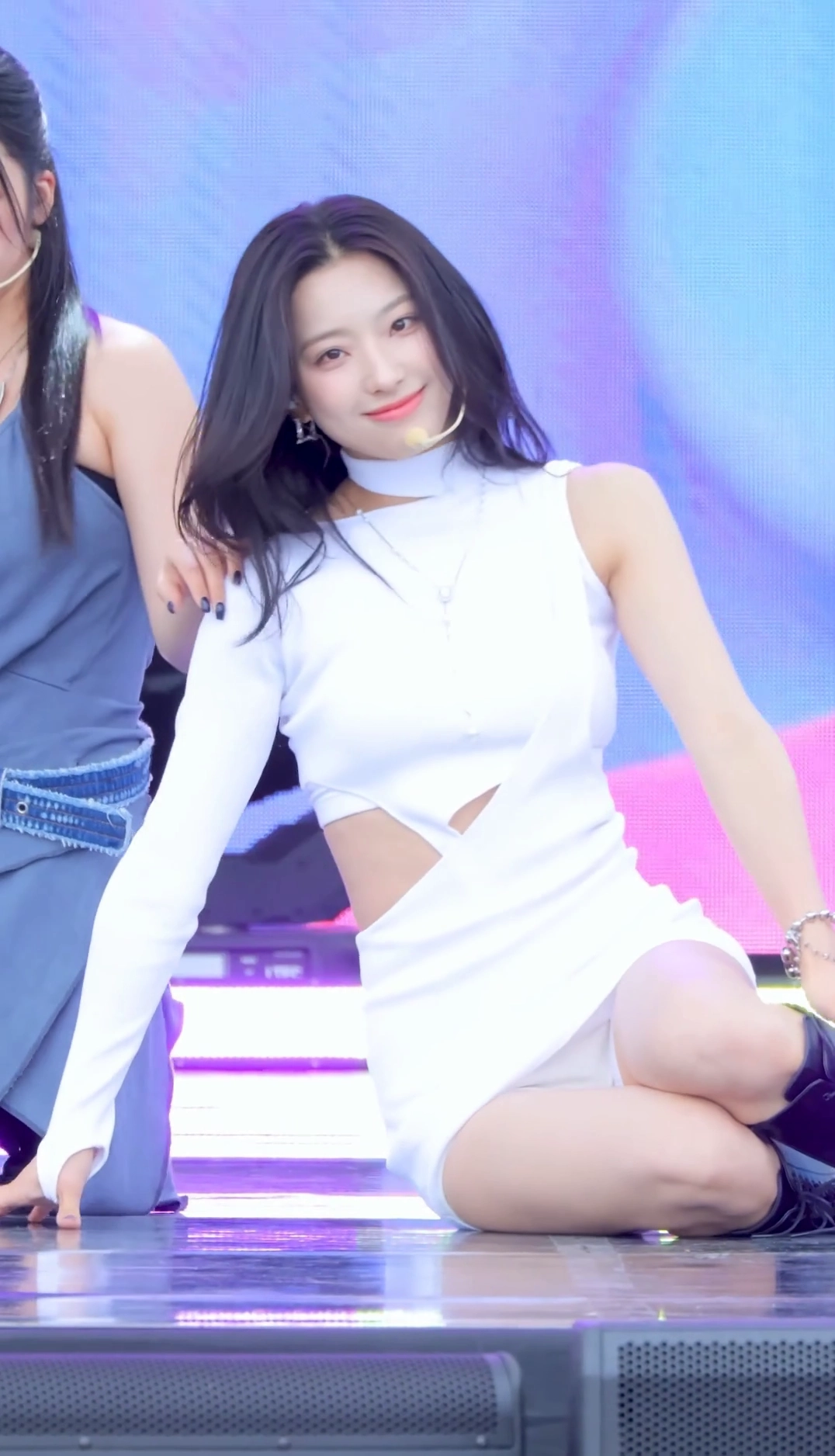 프나 이새롬 화이트 원피스입고 내전근 노출
