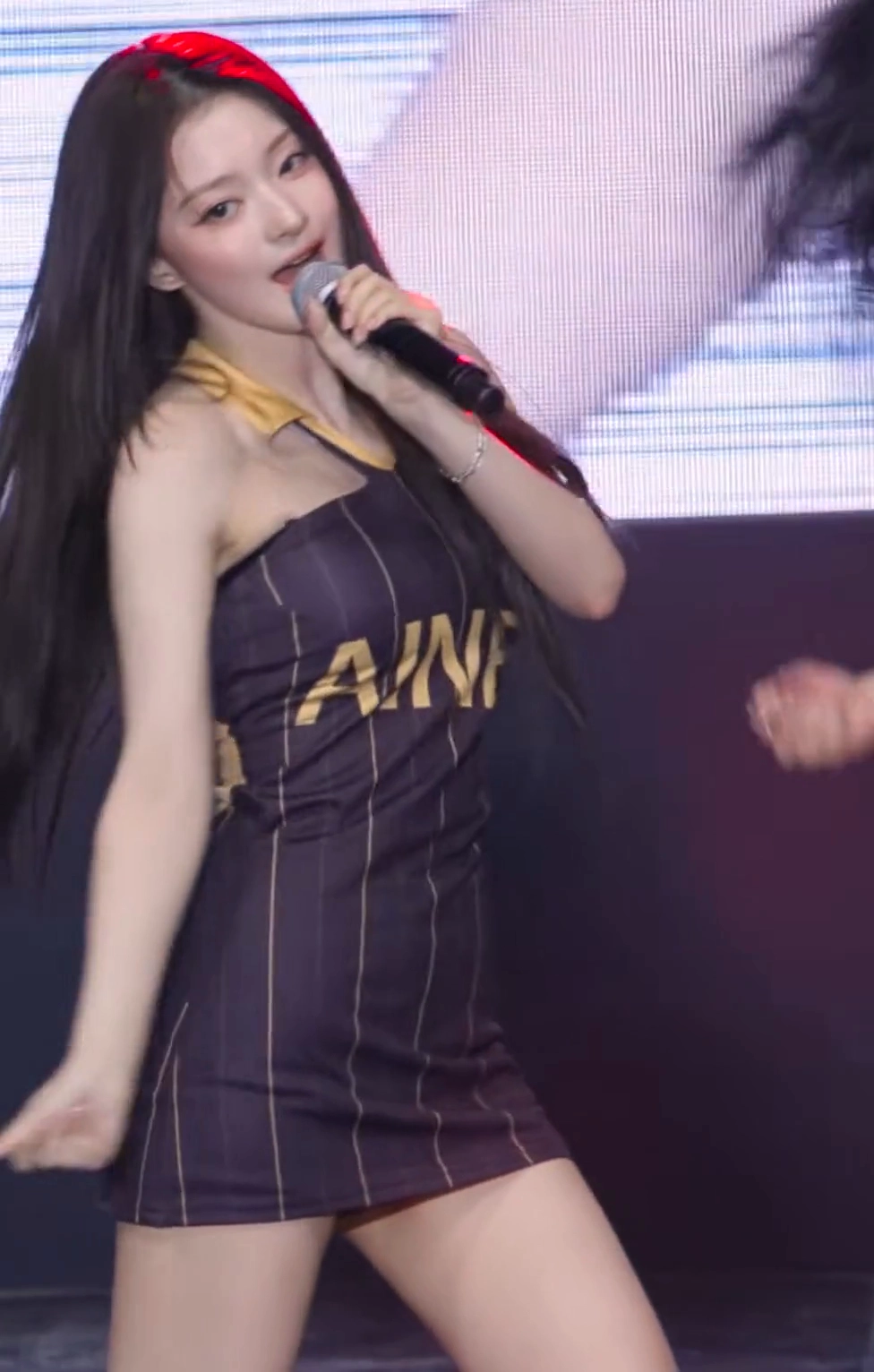 프나 이나경 겨드랑이 세로 줄무늬 원피스 아래 꿀벅지