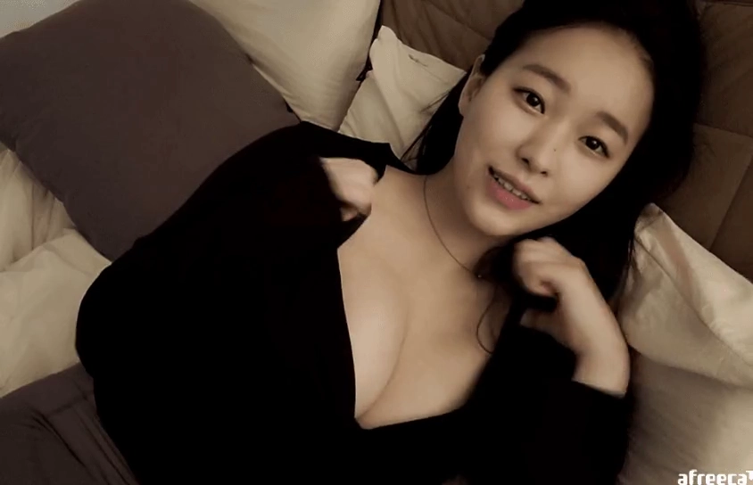 BJ미래 가슴골 옆으로 누워서 검정 브라끈 튕기