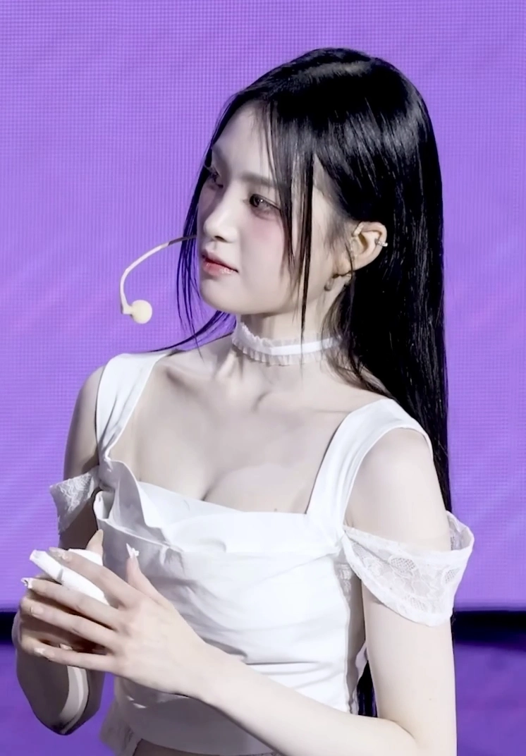 트리플에스 지연 윗슴 순백색 의상 뽀얀 가슴골 빼꼼 노출
