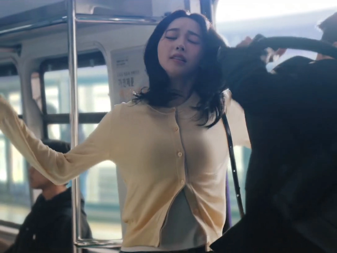 카리나 볼륨감 지하철 타다가 접촉사고 나는 미드