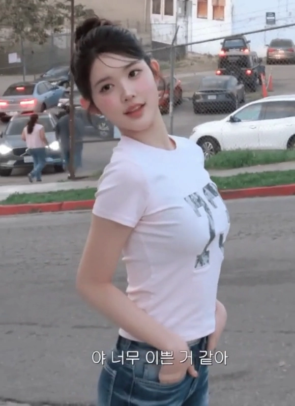 하투하 에이나 미드 LA에서 흰티 청바지 입고 봉긋한 가슴