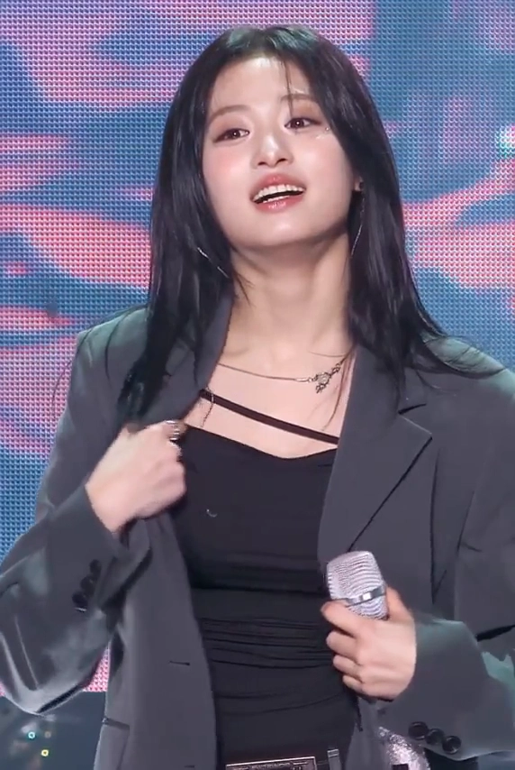 베몬 아현 볼륨감 열기에 자켓을 열어제끼는중 묵직한 가슴