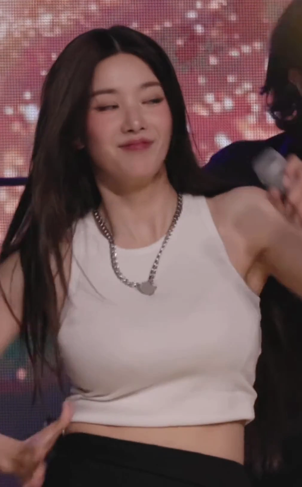 권은비 미드 브라 비치는 흰 탱크탑 출렁거리는 가슴