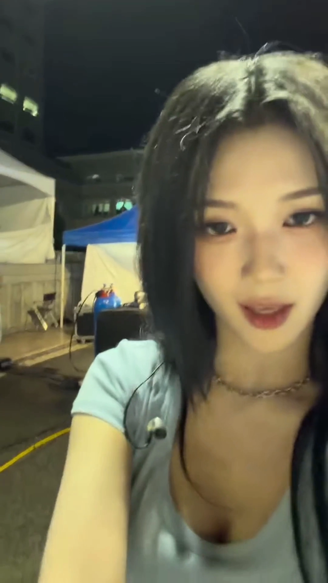 트리플에스 공유빈 가슴골 하늘색 반팔티 위에서 찍은 셀카