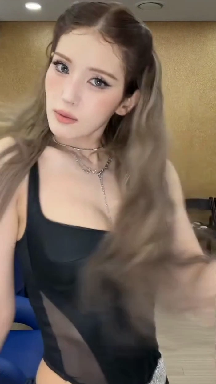 전소미 모노키니룩 가슴골에 목걸이 끼운채 겨드랑이