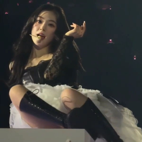 레벨 아이린 허벅지 콘서트중 란제리룩 프릴치마 바닥안무