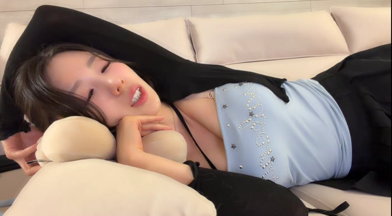 여캠 뚜밥 소파에서 옆으로 누은채 가슴골 미쳤다
